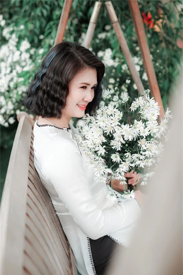 Người đẹp không tuổi Kim Huệ bên hoa xuân - 4