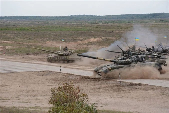 So hai T-72, T-90 Nga, Ukraine rao riet hoi sinh “tang bay” T-80-Hinh-15