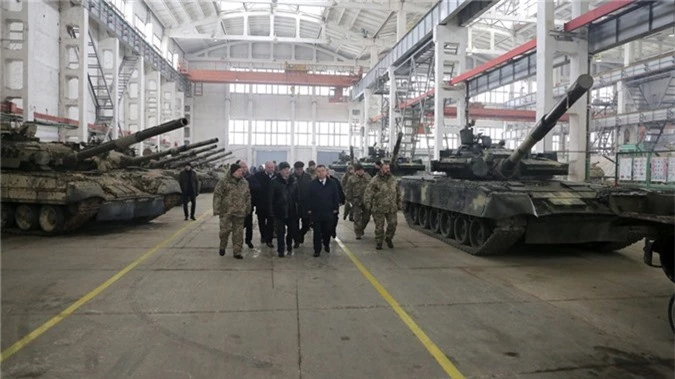 So hai T-72, T-90 Nga, Ukraine rao riet hoi sinh “tang bay” T-80-Hinh-3