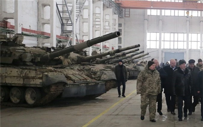 So hai T-72, T-90 Nga, Ukraine rao riet hoi sinh “tang bay” T-80-Hinh-5