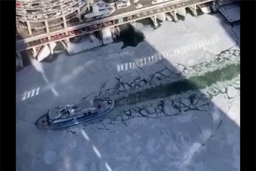Clip: Ấn tượng cảnh con tàu xé đôi dòng sông băng
