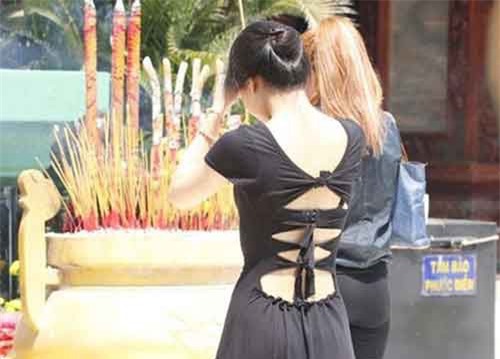 'Không thể mặc cũn cỡn, lố lăng để hướng về cõi Phật'