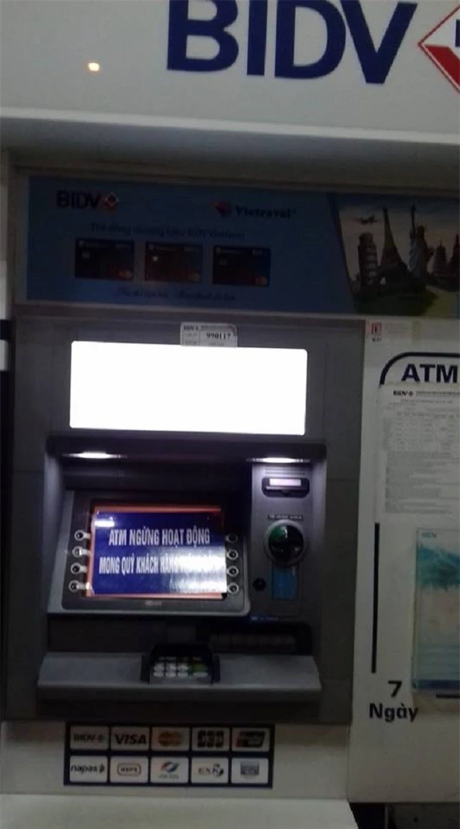 Máy ATM của NHTMCP Đầu tư và phát triển Việt Nam đặt tại tòa nhà HH2 Dương Đình Nghệ (Cầu Giấy, Hà Nội) nhiều ngày qua không sử dụng được. Ảnh chụp lúc 22 giờ ngày 3/2.