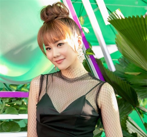 Thanh Hằng trẻ trung hơn với tóc mái ngố