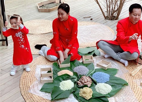 Vợ chồng Phan Như Thảo gói 50 bánh chưng ngũ sắc