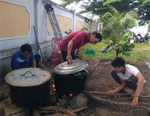 Thầy cô giáo bán bánh chưng mua sách tặng trò nghèo