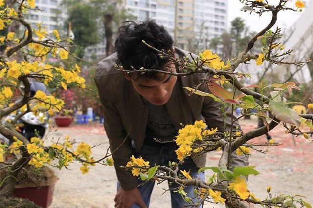 Rát mặt chiều 28 Tết: Màn trời chiếu đất, ôm lỗ 100 triệu đồng