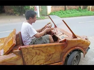 Clip: Siêu xe Lamborghini bằng gỗ di chuyển trên phố Hà Nội gây xôn xao