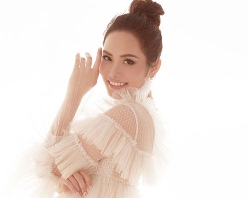 Hoa hậu Diệu Linh khoe nhan sắc với váy xuyên thấu