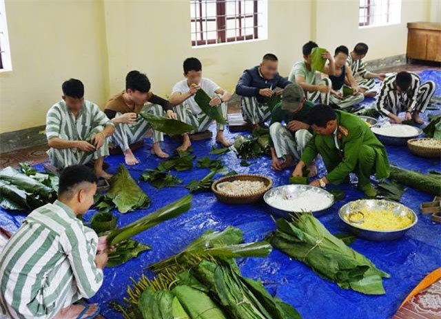 Bàn tay từng gây án vụng về gấp từng nếp lá dong...