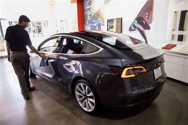 Tesla có gì hơn các nhà sản xuất ô tô truyền thống? Dù non trẻ, nhưng Tesla được cho là đã bỏ xa các đối thủ sau lưng ở ba lĩnh vực then chốt. (CHI TIẾT)