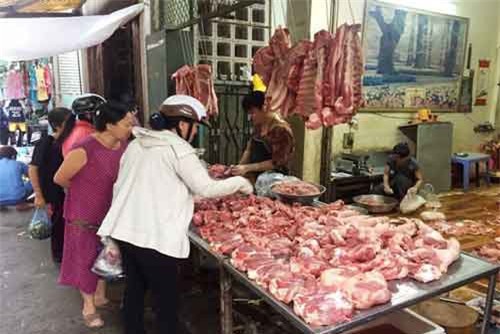 Thịt heo vẫn rất "hút hàng" trong ngày cận Tết dù giá tăng nhẹ