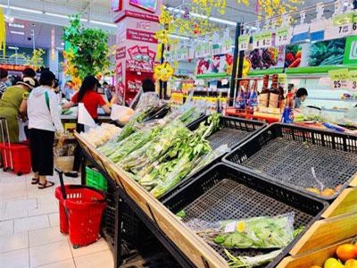 Rau xanh 'cháy hàng' trước giờ siêu thị nghỉ Tết