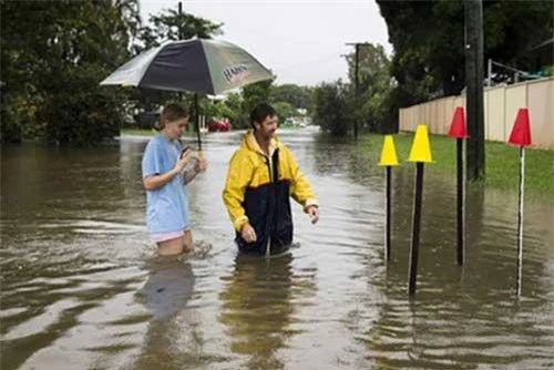 Mưa lớn gây ngập lũ ở Italia và Australia. (Ảnh: Reuters)