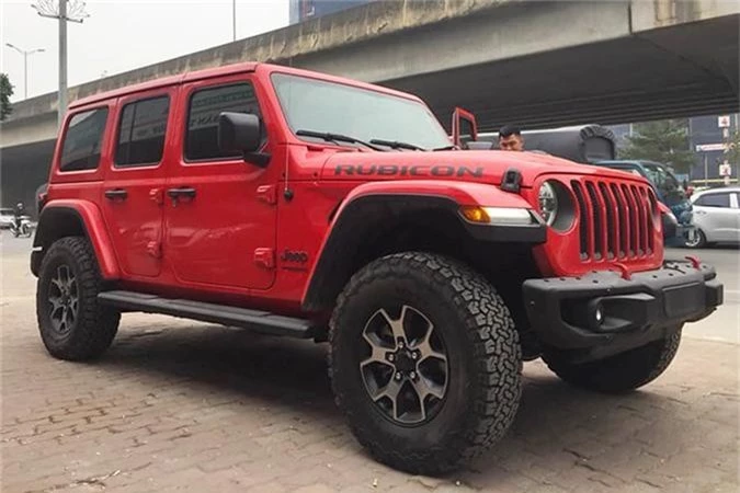 Cận cảnh 'hàng độc' Jeep Wrangler giá 4,1 tỷ ở Hà Nội. Một đại lý nhập xe tư nhân ở Hà Nội mới đây đã đưa về một chiếc Jeep Wrangler Unlimited Rubicon 2019 về Việt Nam, xe có mức giá rao bán 180.000 USD (khoảng 4,1 tỷ đồng). (CHI TIẾT)