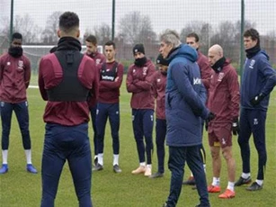 Pellegrini muốn trợ giúp đội bóng cũ Man City bằng cách ngăn Liverpool