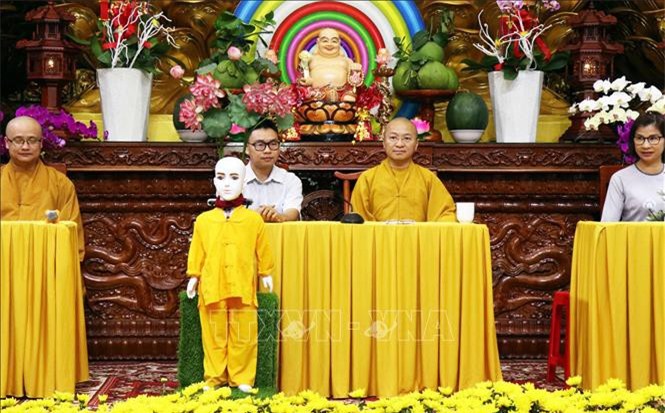 Robot chú Tiểu Giác Ngộ 4.0 tụng được 100 bài kinh và trả lời 3.000 câu hỏi về Phật pháp