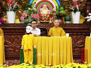 Robot chú Tiểu Giác Ngộ 4.0 tụng được 100 bài kinh và trả lời 3.000 câu hỏi về Phật pháp