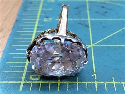 Nhẫn bèo để 'mốc' 33 năm hóa ra là kim cương trị giá hàng chục tỷ đồng