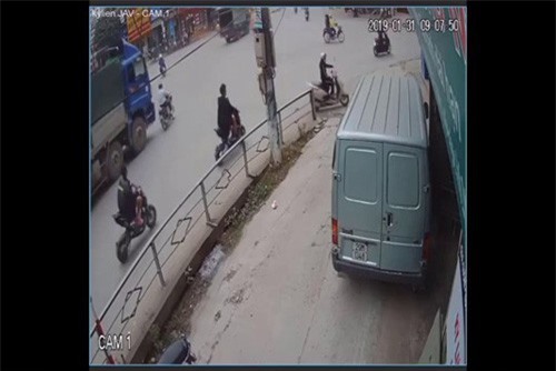 CLIP HOT (5/2): Người đàn ông bị xe tải cán qua người, cậu bé 'rết' với hơn 30 ngón tay và chân