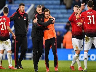 Gary Neville: 'Tương lai của Solskjaer chưa được đảm bảo ở MU'