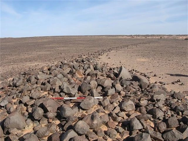 Phát hiện hàng trăm cấu trúc đá bí ẩn ở Tây Sahara - 1