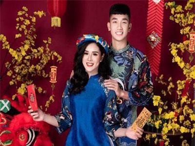 Tuyển thủ Trọng Đại bảnh bao cùng bạn gái xinh đẹp đón Tết