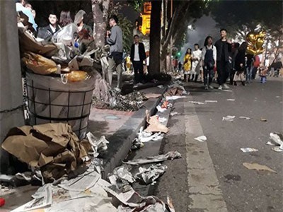 Rác phủ kín bờ hồ Hoàn Kiếm sau màn bắn pháo hoa đón năm mới