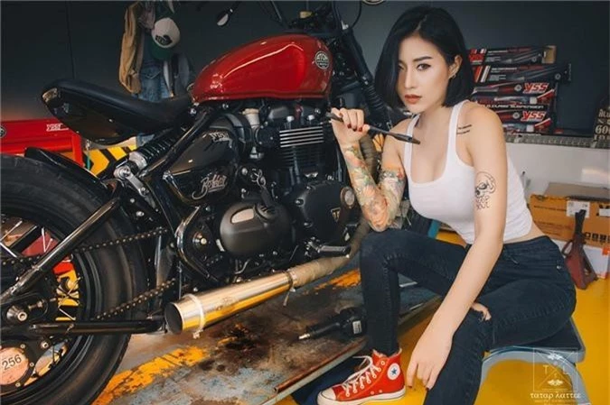 Chân dài nóng bỏng bên xế độ Triumph Bonneville Bobber. Mẫu môtô Triumph Bonneville Bobber thêm hút mắt khi “sánh vai” cùng người đẹp sở hữu “vòng 3” cực kỳ nóng bỏng. (CHI TIẾT)