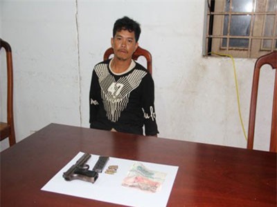 Bắt đối tượng mang súng qua biên giới