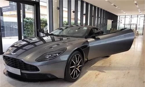 Aston Martin DB11 độc nhất về Việt Nam đón Tết Kỷ Hợi. Siêu xe Anh độc nhất Việt Nam sử dụng động cơ V8 dung tích 4 lít có công suất 503 mã lực. (CHI TIẾT)