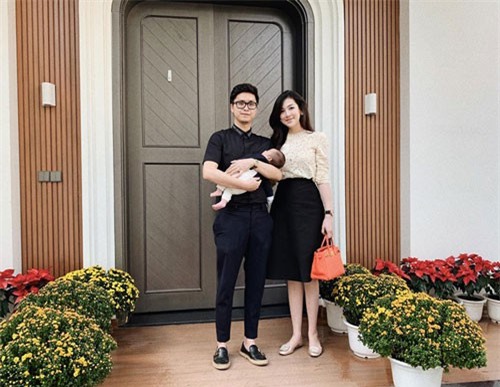 Vợ chồng Á hậu Tú Anh lần đầu hé lộ hình ảnh con trai