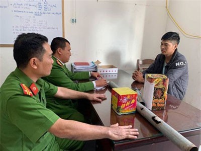 Bị bắt quả tang đốt pháo, quay lại đánh công an rồi bỏ trốn