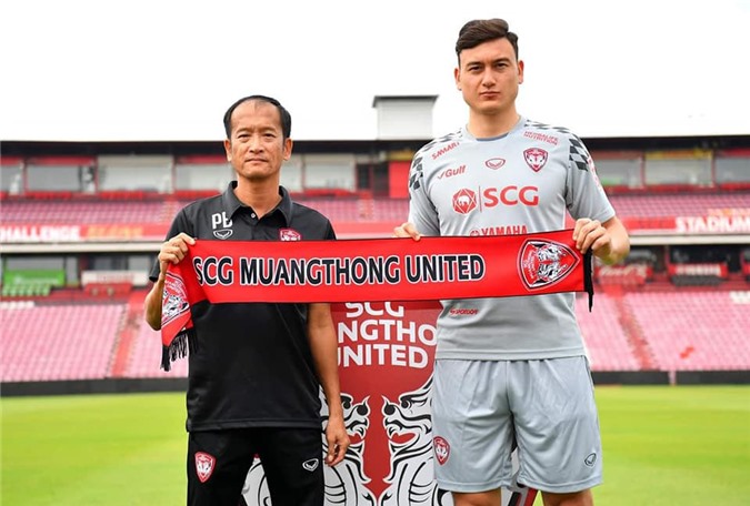 Văn Lâm ra mắt hoành tráng trong màu áo Muangthong Utd