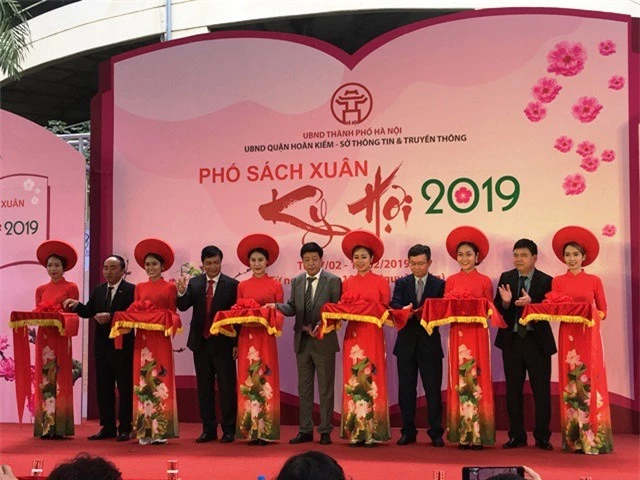 Các đại biểu cắt băng khai mạc Phố Sách Xuân Kỷ Hợi 2019