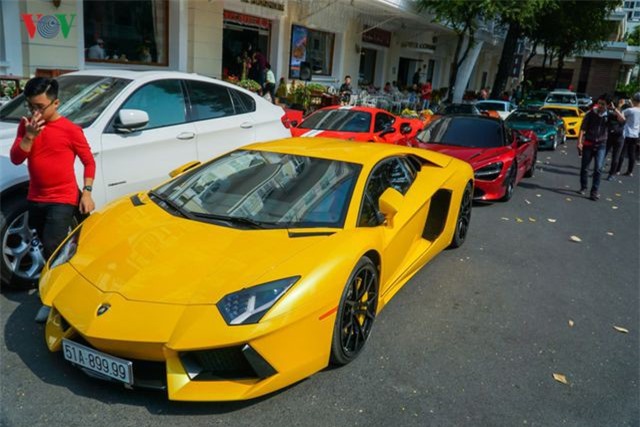 Dàn siêu xe triệu đô cùng nhau xuống phố