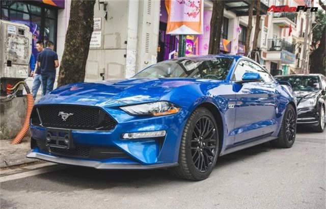 Cận cảnh Ford Mustang GT 2019 thứ 2 tại Việt Nam. Những chi tiết nhỏ như màu sơn ngoại thất hay bộ ghế ngồi thể thao chính là những sự khác biệt của chiếc Ford Mustang GT 2019 thứ 2 tại Việt Nam so với chiếc màu đen đầu tiên được nhập về cách đây không lâu. (CHI TIẾT)