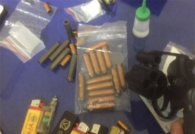 Mang súng rulo và 21 viên đạn đi dạo phố, thanh niên "mất Tết"