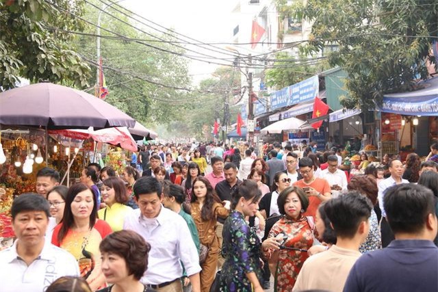 Chen chân đi lễ Phủ Tây Hồ cầu may đầu năm mới