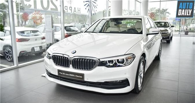 So sánh BMW 520i G30 và Mercedes-Benz E200? BMW 5-Series và Mercedes Benz E-Class là những mẫu xe định hình phân khúc sedan hạng sang cỡ trung tại Việt Nam. Tuy nhiên, trong tầm giá hơn 2 tỷ đồng, chắc hẳn nhiều người vẫn còn khá phân vân khi phải lựa chọn giữa 2 mẫu xe BMW 520i G30 hay Mercedes-Benz E200. (CHI TIẾT)