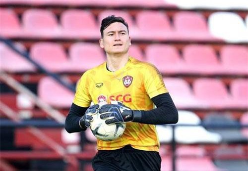 Cận cảnh buổi tập đầu tiên của Đặng Văn Lâm ở Muangthong United