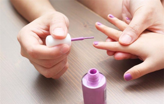 Cha mẹ sẽ ngừng ngay việc sơn thử 1, 2 ngón tay của con cho vui nếu biết được những điều này