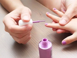 Cha mẹ sẽ ngừng ngay việc sơn thử 1, 2 ngón tay của con cho vui nếu biết được những điều này