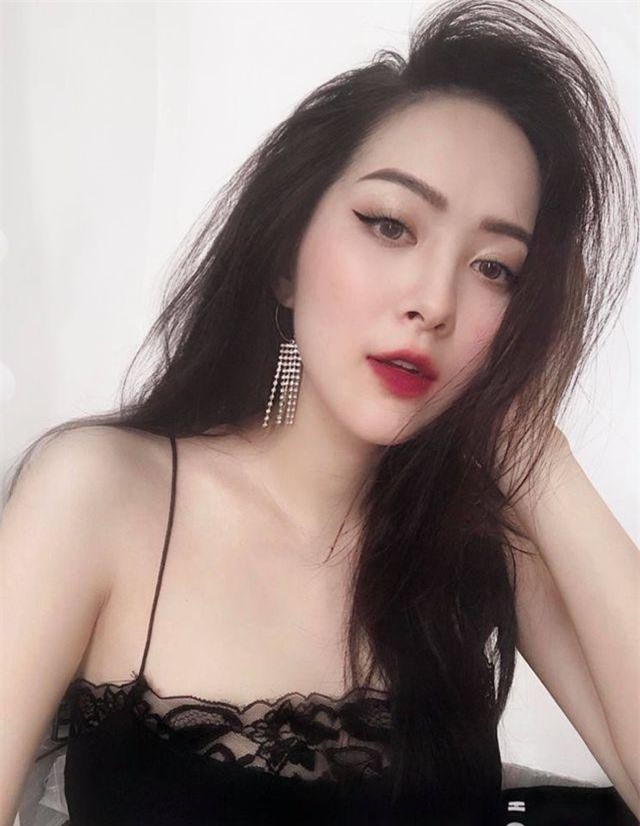 Em họ Hương Tràm: Thích mặc mốt giấu quần, trẻ đẹp gợi cảm không kém chị