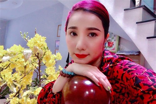 Diễn viên Cát Tường bị giật túi xách mùng 3 Tết