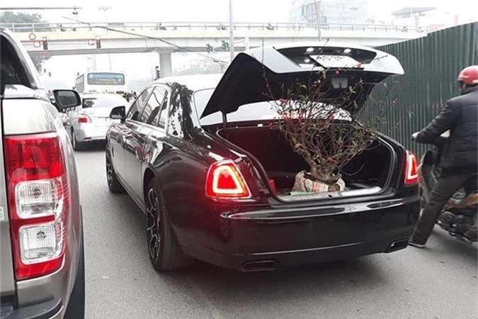 Choáng với phong cách chở đào chơi Tết bằng Rolls-Royce Ghost. Một đại gia Việt chịu chơi đã dùng chiếc Rolls-Royce Ghost phiên bản Black Badge trị giá hơn 40 tỷ đồng để chở đào chơi Tết. (CHI TIẾT)