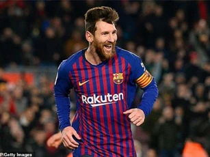 Messi nhận lương cao gần gấp đôi C.Ronaldo