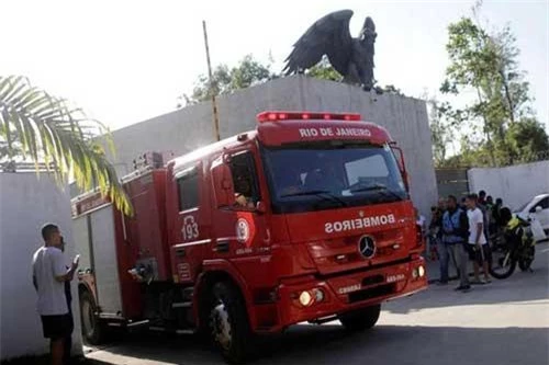Xe cứu hỏa tại hiện trường vụ cháy ở trung tâm huấn luyện câu lạc bộ Flamengo. (Ảnh: Reuters)