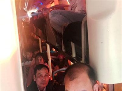 Xe khách 40 chỗ ngồi 'nhồi' 60 người