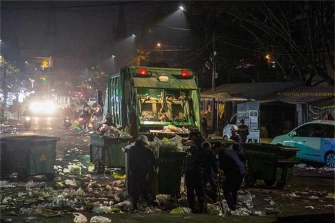 Đường phố Đà Lạt ngập ngụa trong biển rác những ngày đầu năm mới Kỷ Hợi - Ảnh 6.